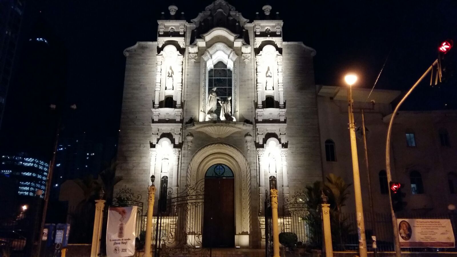 https://audiofotopro.com/wp-content/uploads/2019/05/Iluminación-del-Santuario-Nacional-2-2.jpg